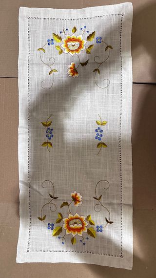 Centrino Centrotavola ricamato