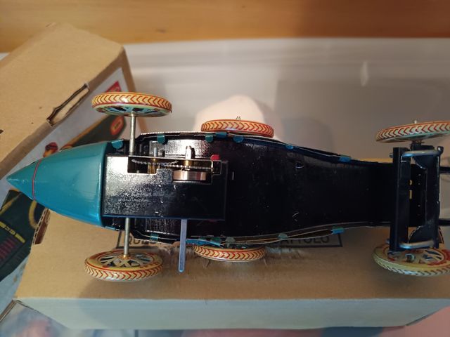 Coche y tranvía de ojalata