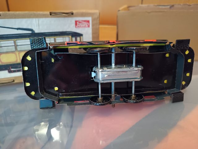 Coche y tranvía de ojalata