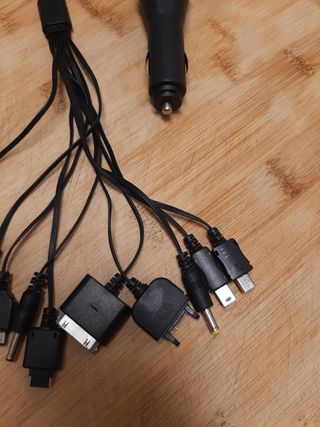 Cargador de coche para 10 móviles.