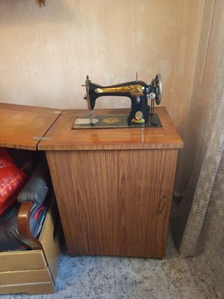 Maquina de coser SINGER antigua