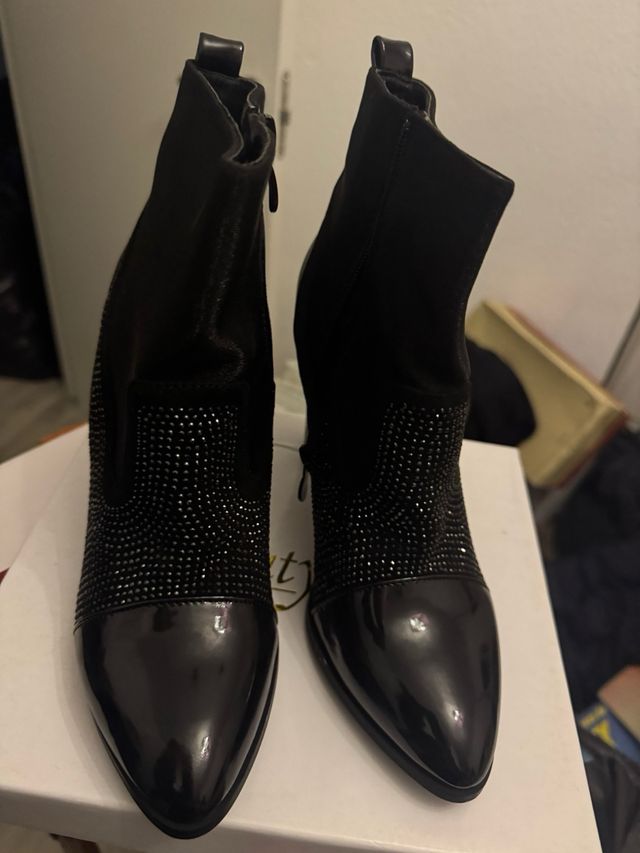 Botin pedreria negro.