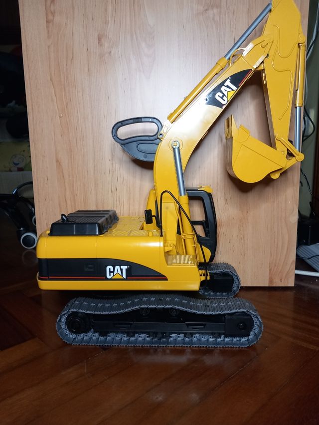 Excavadora CATERPILLAR grande escala1:16