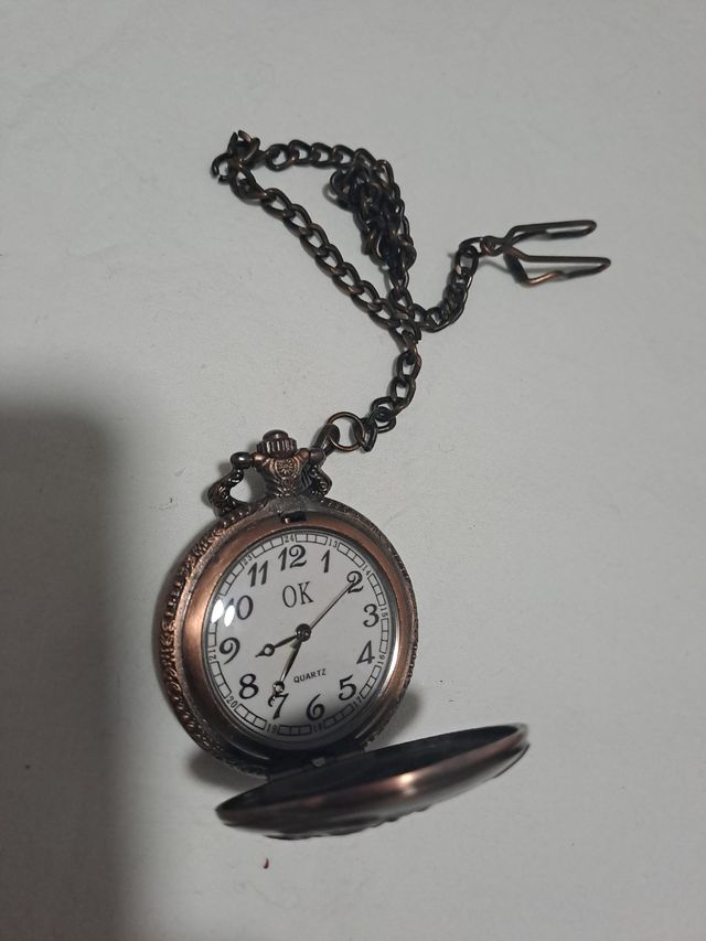 3 relojes. 2 de bolsillo y 1 despertador