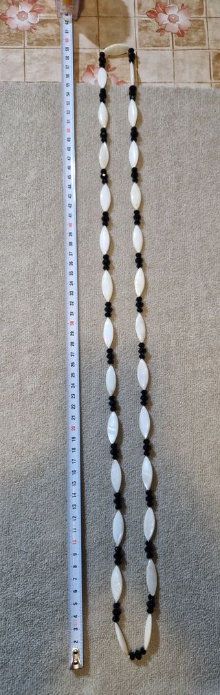 Collana con perle nere e madreperla bianca