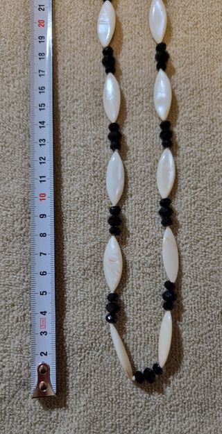 Collana con perle nere e madreperla bianca