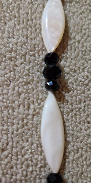 Collana con perle nere e madreperla bianca