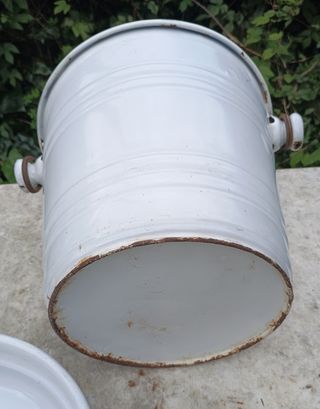 Antiguo cubo esmaltado