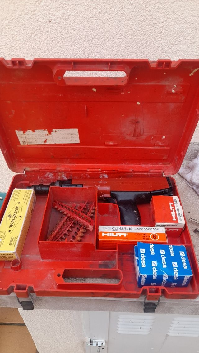 Clavadora HILTI en perfecto estado 