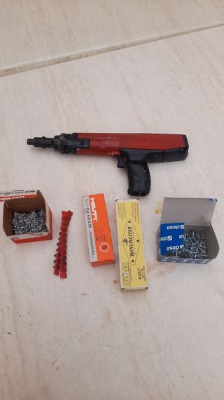 Clavadora HILTI en perfecto estado 
