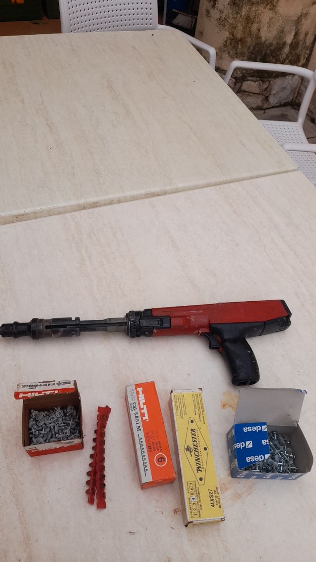 Clavadora HILTI en perfecto estado 