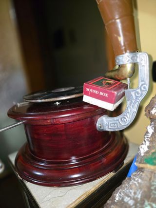 Vendo grammofono riproduzione indiana
