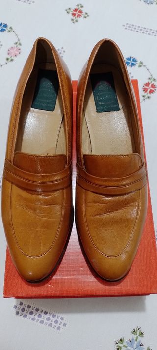 Zapato piel mujer tacón bajo y suela cuero