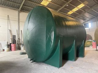 Depósito horizontal con patas de poliéster