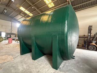 Depósito horizontal con patas de poliéster