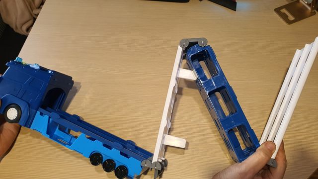 Camión con coches y pista lanzadera