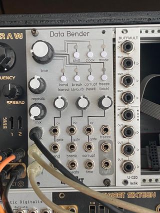 Qu-bit Data bender モジュラーシンセサイザー