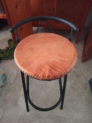 Dos taburetes de cocina
