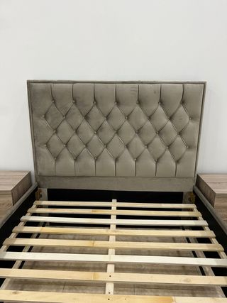 ELEGANTE CAMA CAPITONE COMPLETA CON CABECERO NUEVA