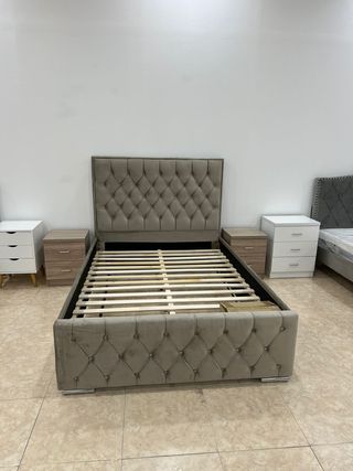 ELEGANTE CAMA CAPITONE COMPLETA CON CABECERO NUEVA