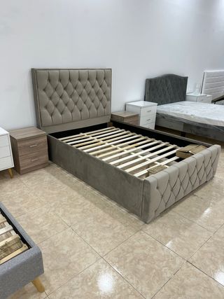 ELEGANTE CAMA CAPITONE COMPLETA CON CABECERO NUEVA