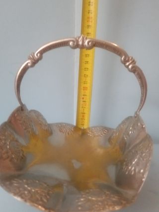 Cesta con asa móvil