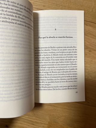 El niño con el pijama de rayas