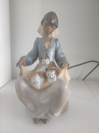 Figura porcelana Lladró 2320 Niña con tres gatitos
