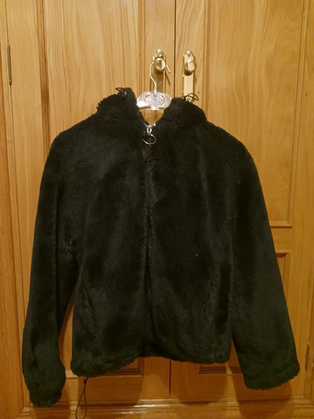 Chaqueta corta de pelo negra