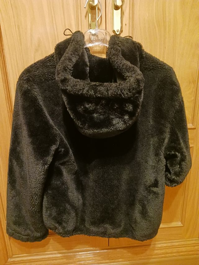 Chaqueta corta de pelo negra