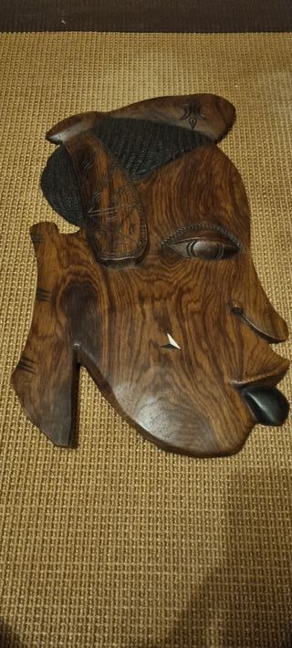 Estátuas faciais em Madeira