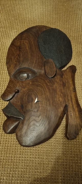 Estátuas faciais em Madeira