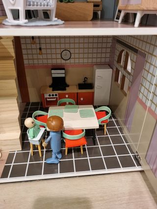 Casita de muñecas con accesorios y familia