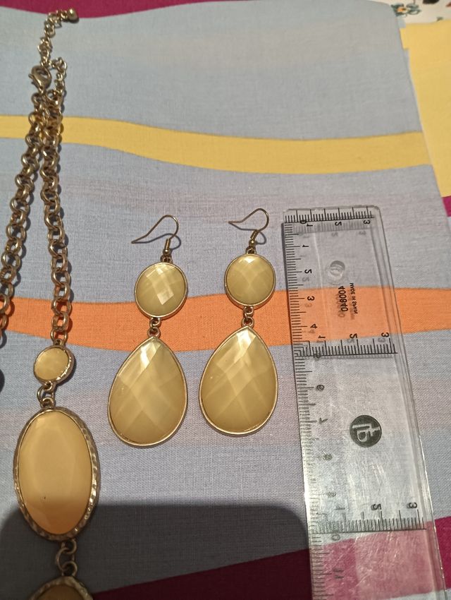 Conjunto de bisutería dorado