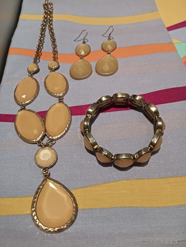 Conjunto de bisutería dorado