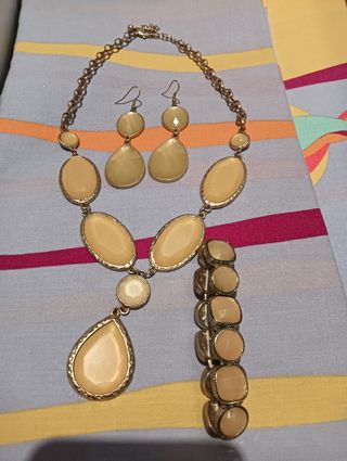 Conjunto de bisutería dorado