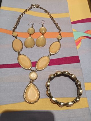 Conjunto de bisutería dorado