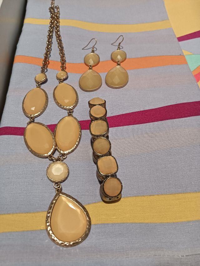 Conjunto de bisutería dorado