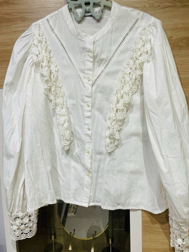 Camisa blanca con volantes STRADIvARIUS blanco