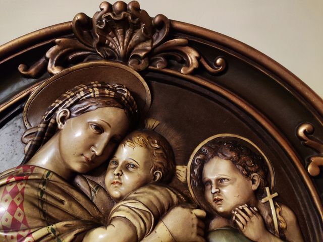 Antiguo retablo policromado de Virgen de la Silla