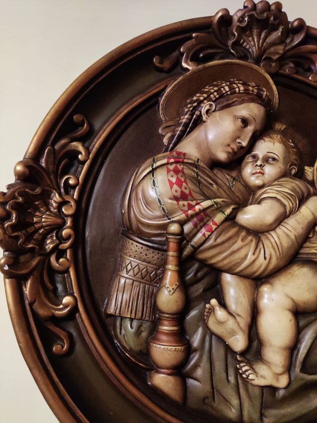 Antiguo retablo policromado de Virgen de la Silla