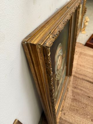 Pintura estilo holandesa, imagen de niña cosiendo.