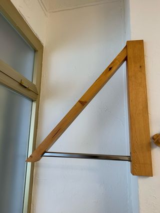 Perchero de madera para anclar en esquina
