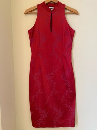 Vestido midi rojo satinado, estilo oriental
