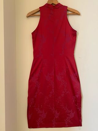 Vestido midi rojo satinado, estilo oriental