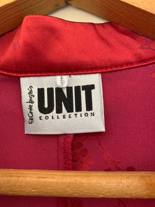 Vestido midi rojo satinado, estilo oriental