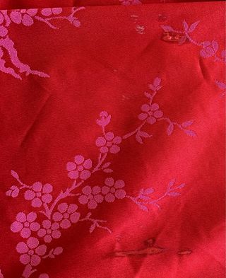 Vestido midi rojo satinado, estilo oriental