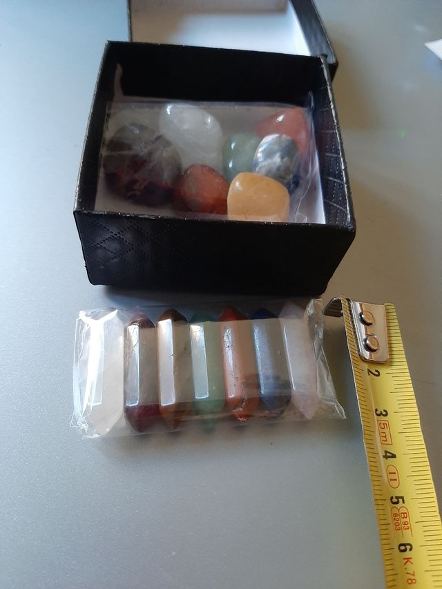 Caja con puntas y piedras naturales