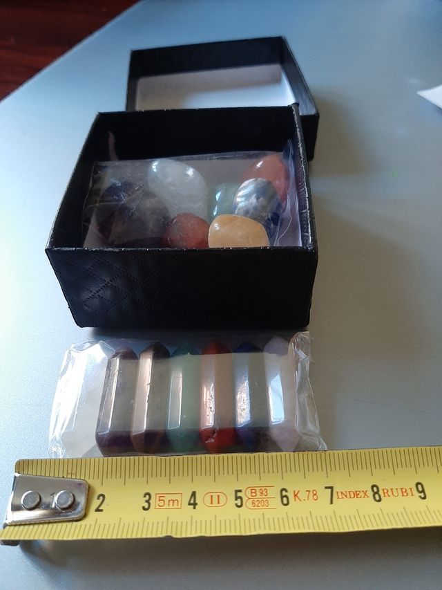 Caja con puntas y piedras naturales