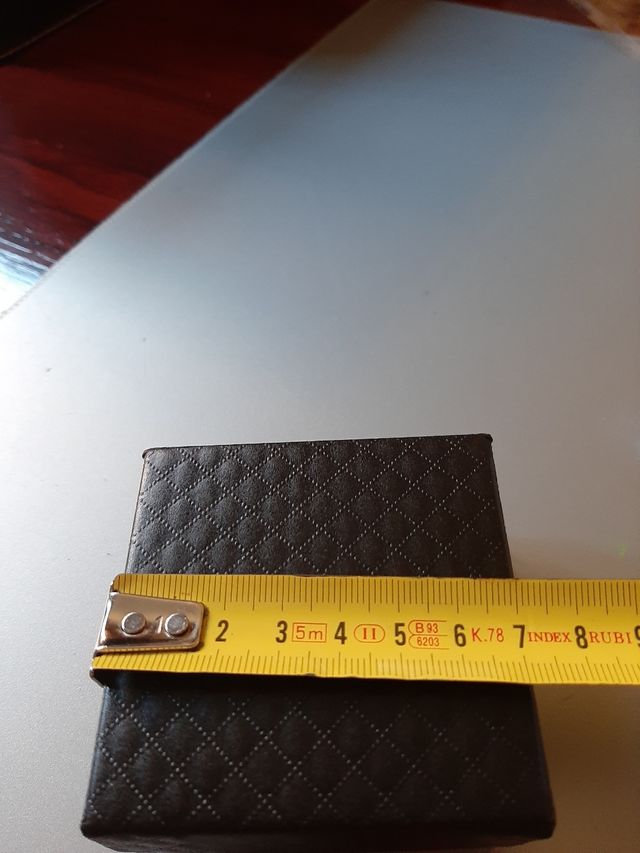 Caja con puntas y piedras naturales